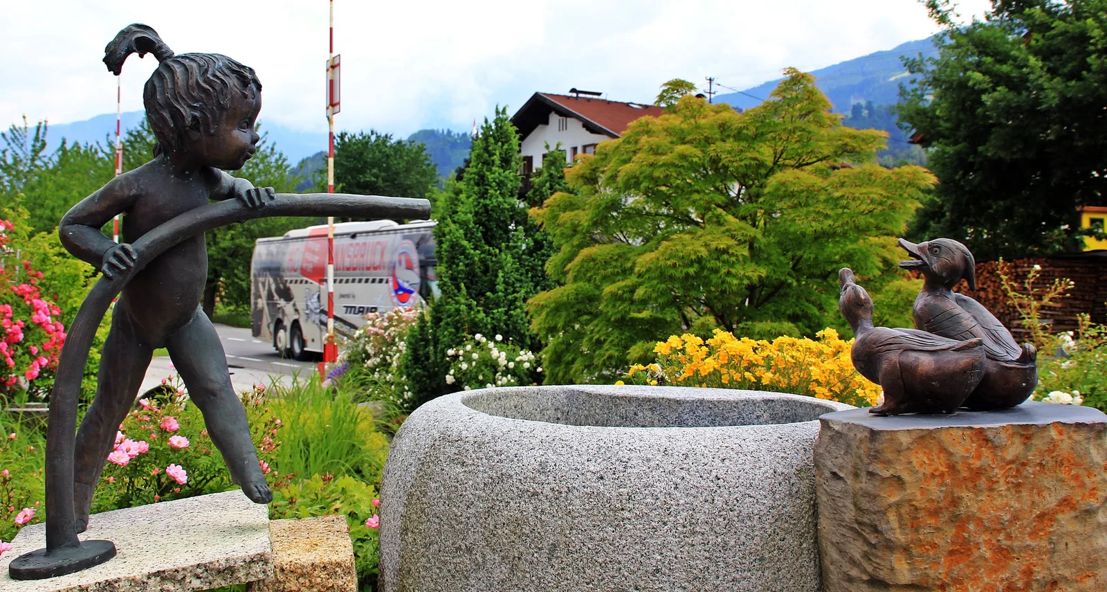 Schaugarten mit Granitbrunnen, Bronzefiguren und Bepflanzung