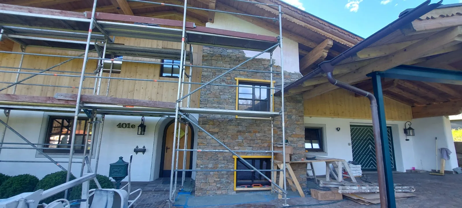 Wohnhaus während der Arbeiten, Gerüst steht vor der neuen Natursteinfassade